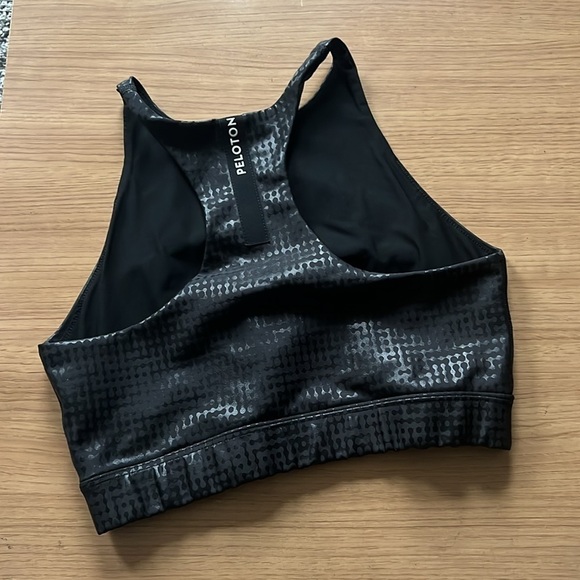 Peloton Women's Standard Digital Foil High Neck Bra
Medium - Picture 2 of 7